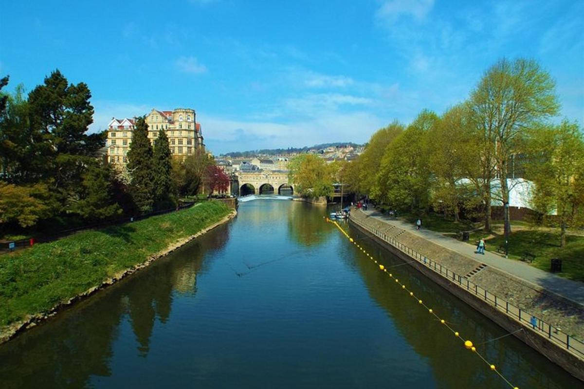 Una vista de un río con un puente y edificios.