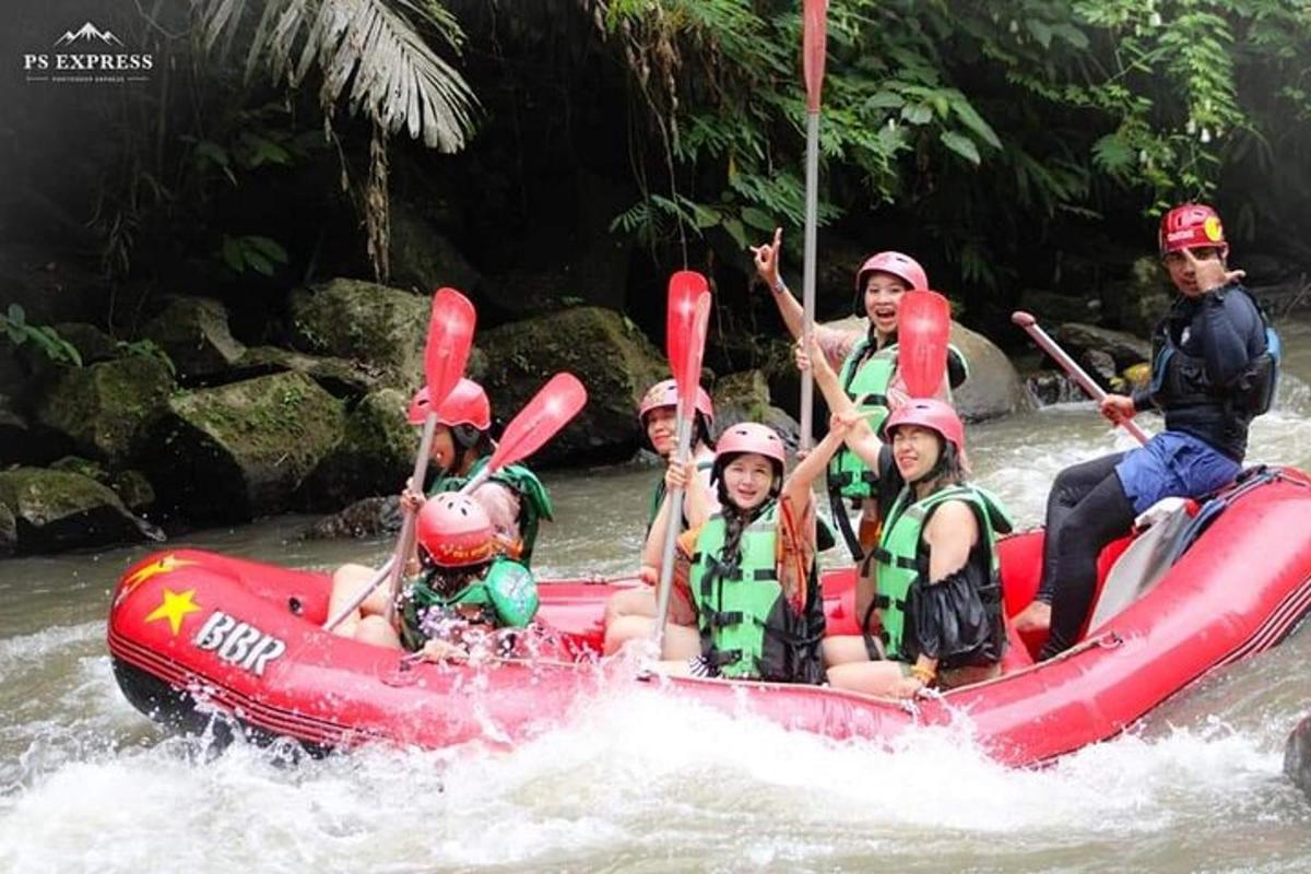 sekumpulan manusia di atas rakit di sungai