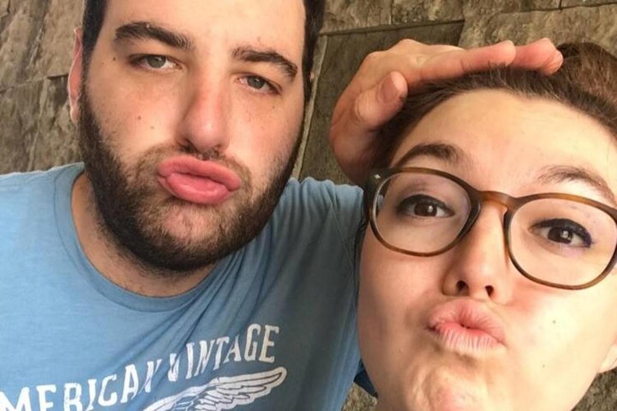 un uomo e una donna che si tirano la lingua