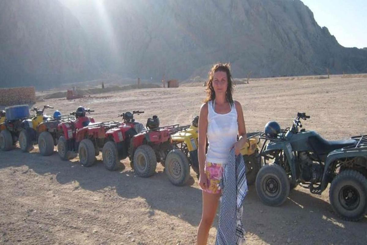 una donna in piedi davanti a una fila di quad