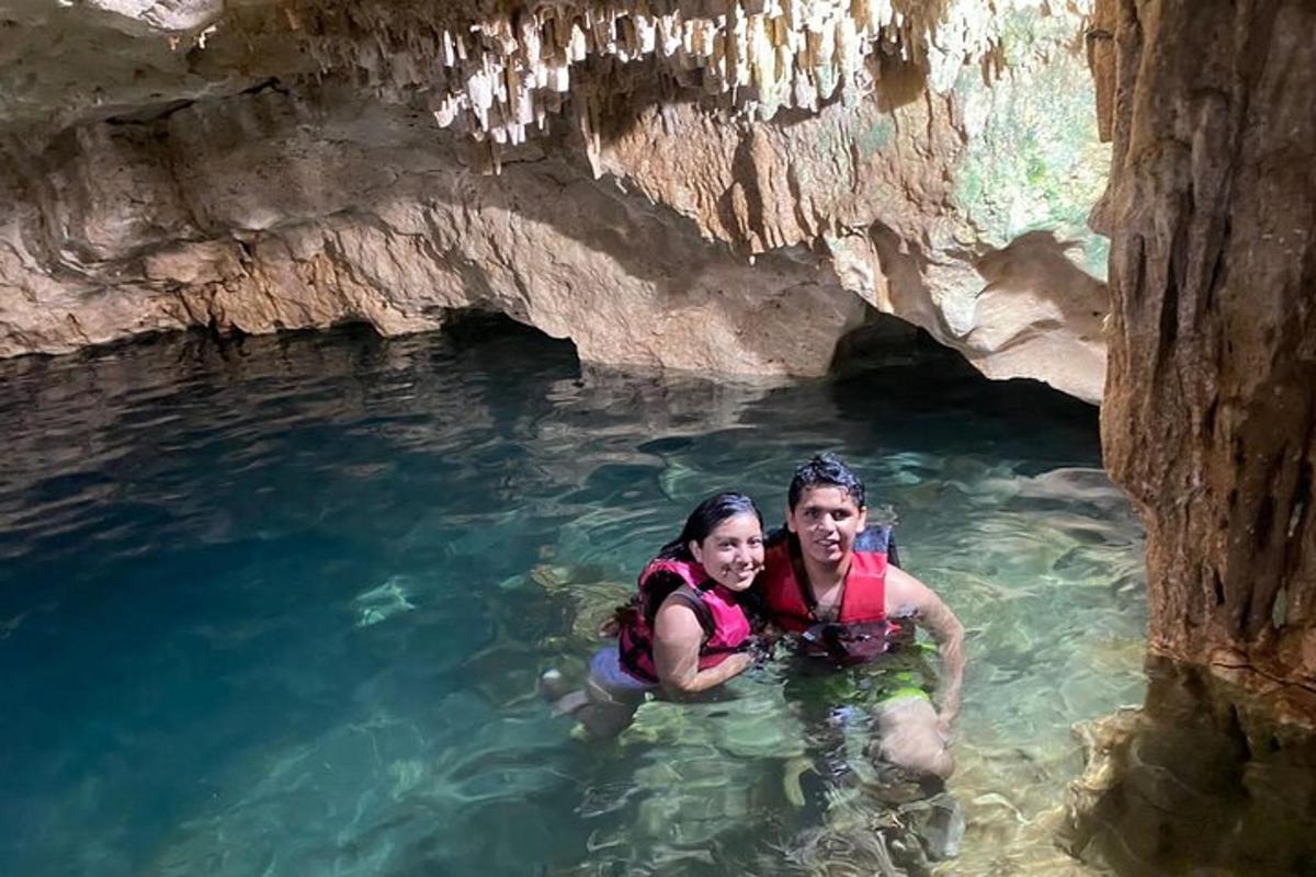 dos personas en el agua en una cueva