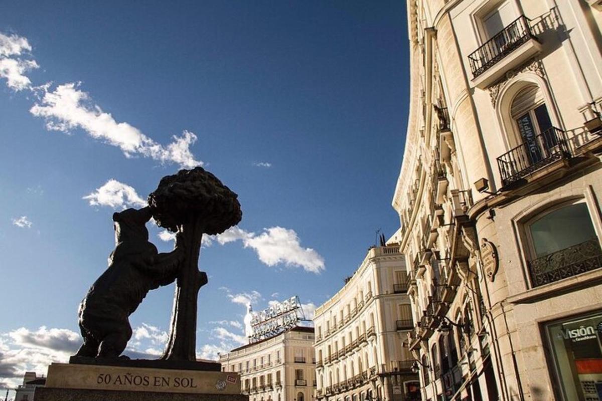 una statua di un orso che tiene in mano un albero in una città