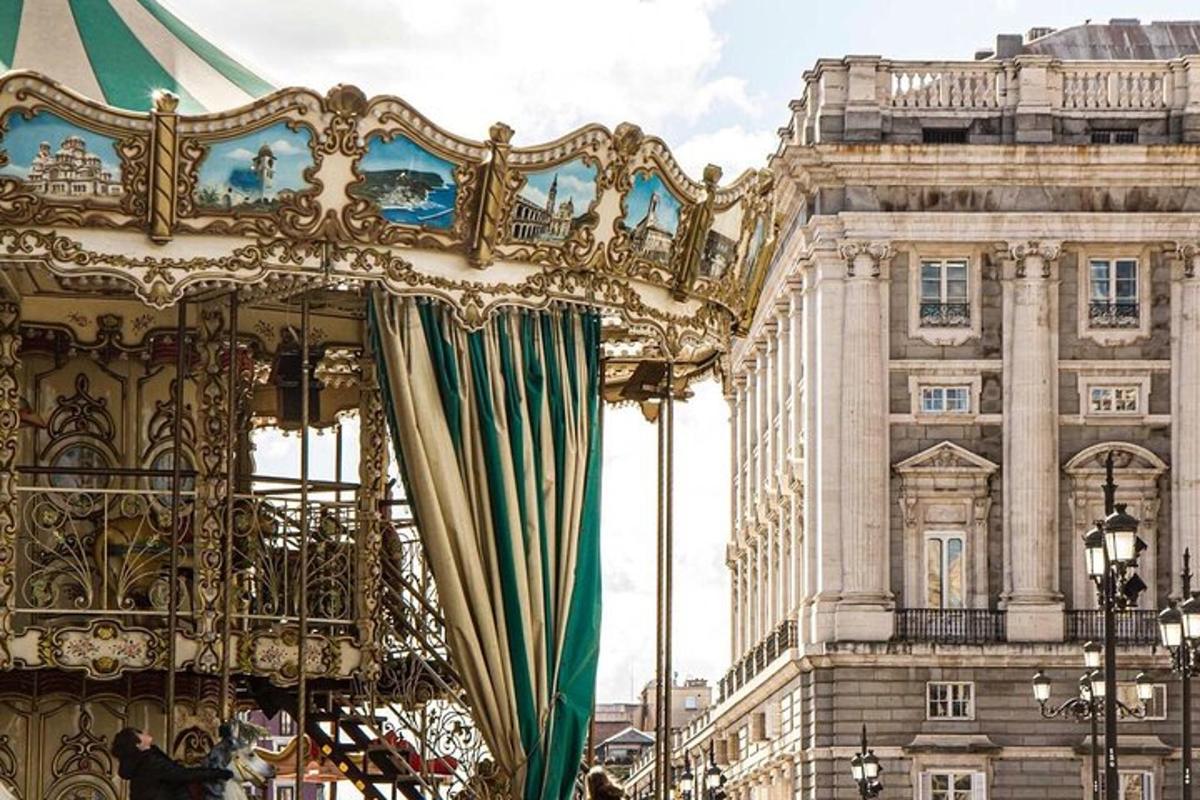 una giostra di lusso davanti a un grande edificio
