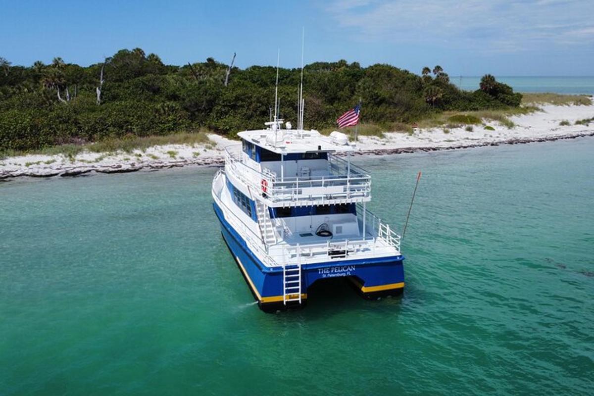 um barco na água com uma bandeira americana