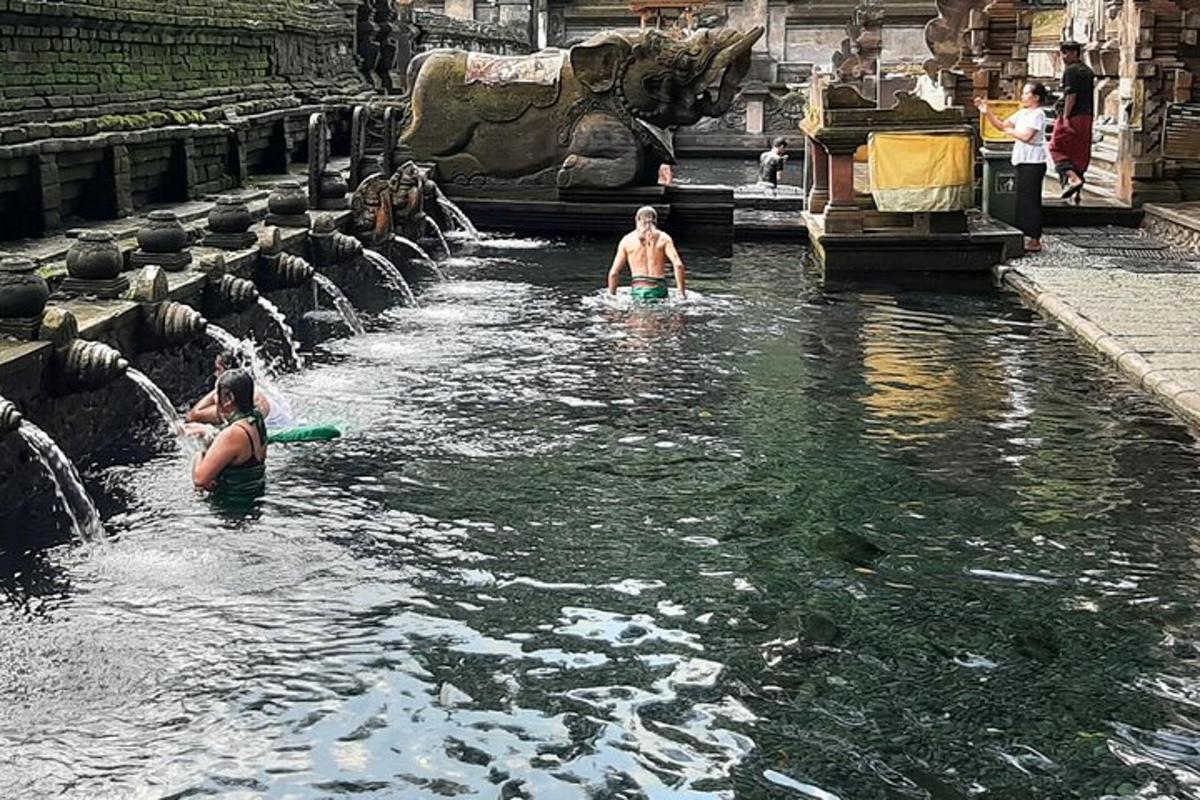 un uomo e una donna in una fontana d'acqua