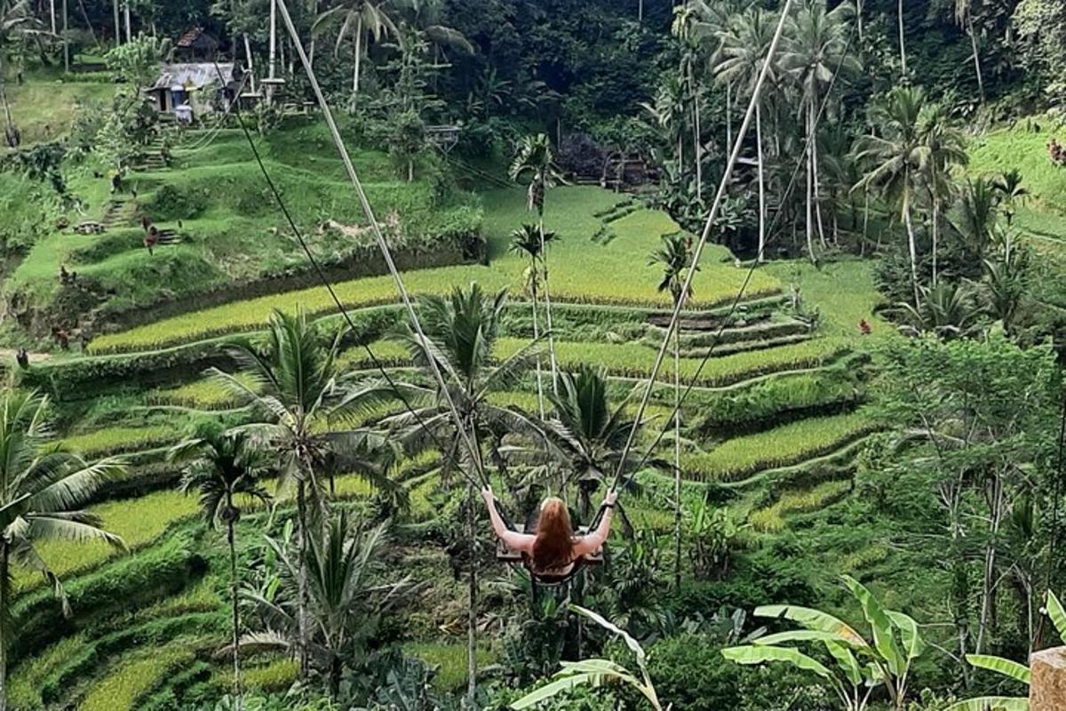 una donna che si dondola su una teleferica sopra un campo