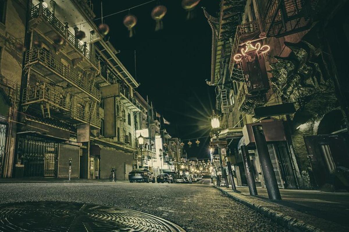 una strada cittadina vuota di notte con edifici