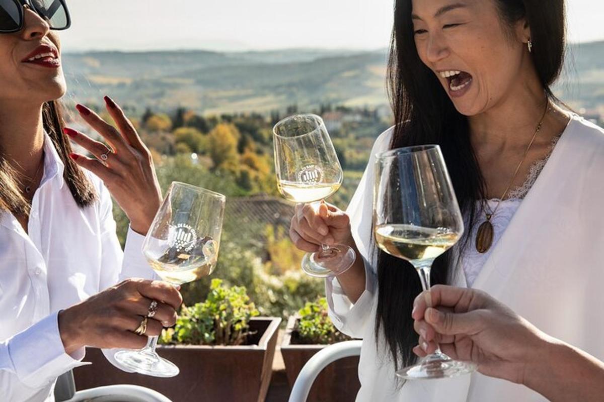 skupina ljudi, ki držijo kozarce belega vina