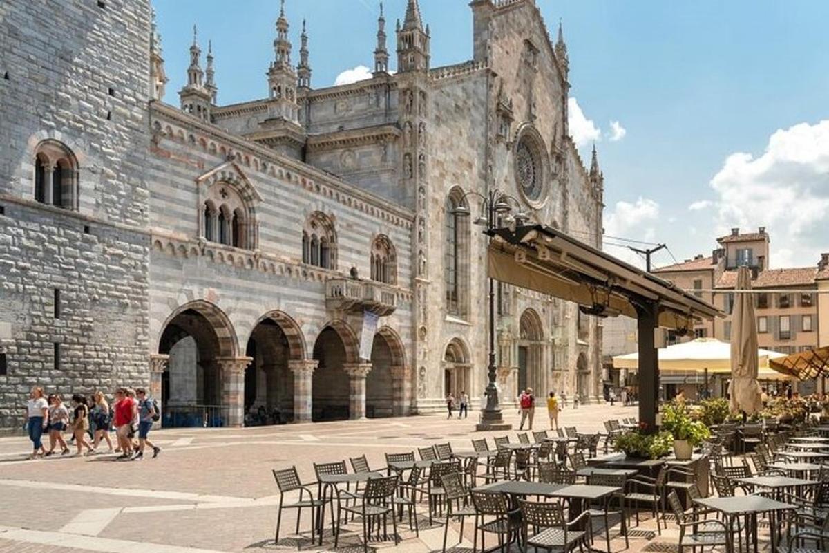 um grande edifício com mesas e cadeiras na frente dele