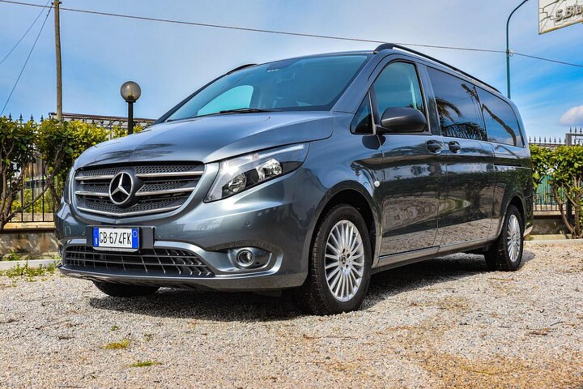 egy ezüst színű Mercedes Benz furgon parkolt egy kavicsos parkolóban