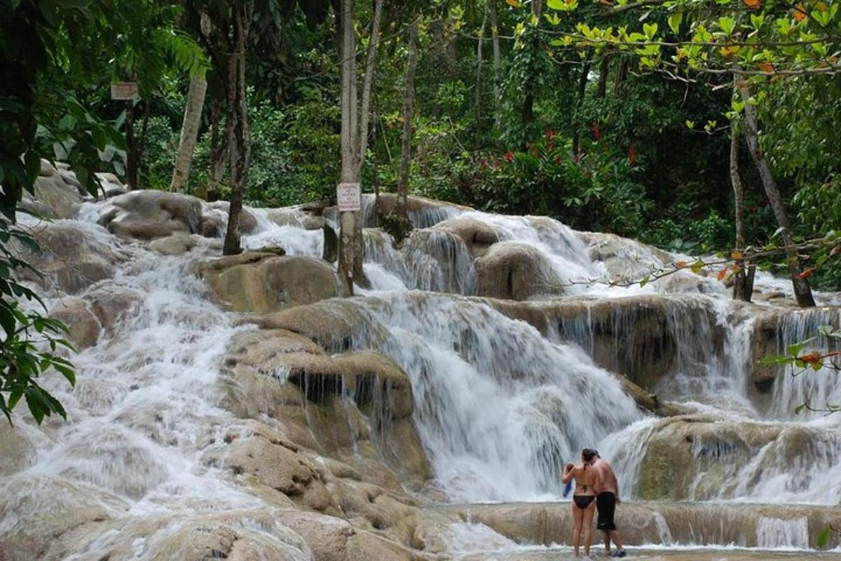 um homem parado em frente a uma cachoeira
