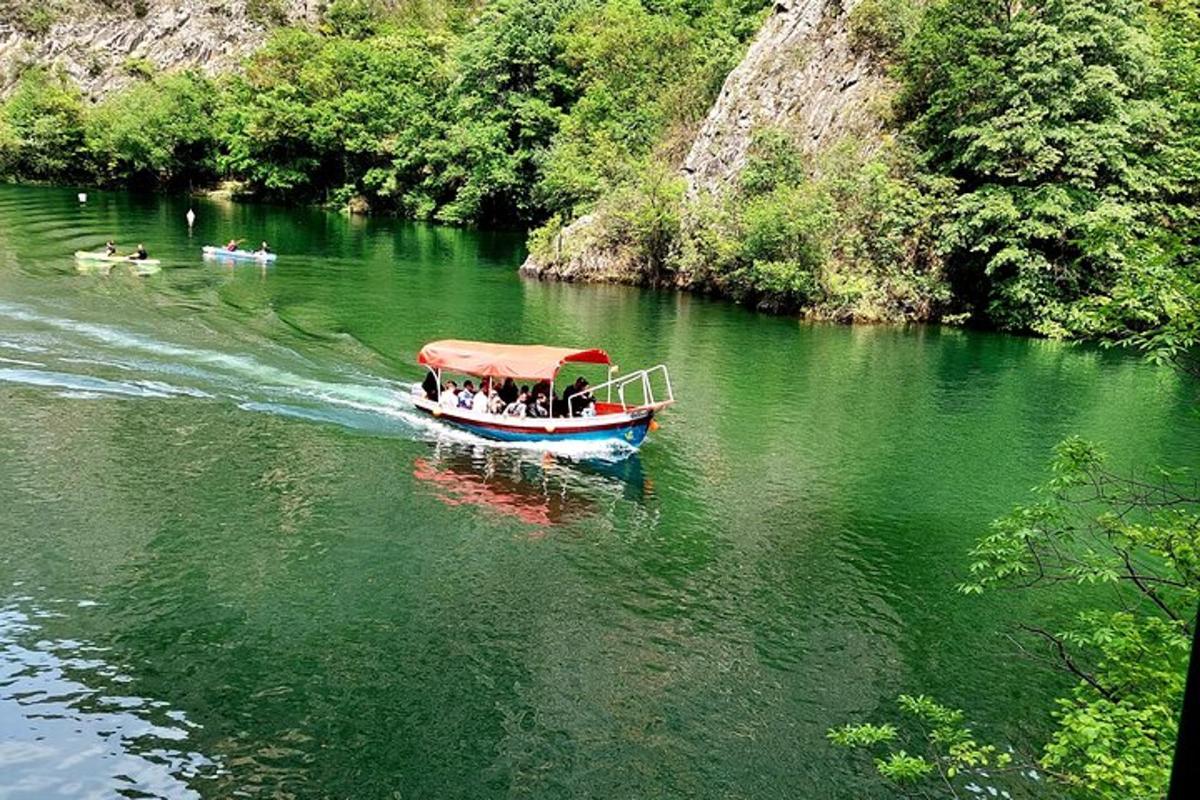 um grupo de pessoas em um barco em um rio