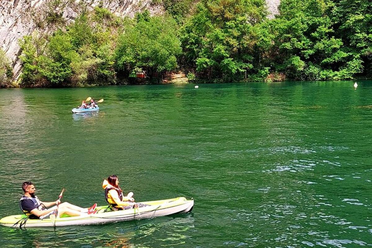 um grupo de pessoas em caiaques em um rio