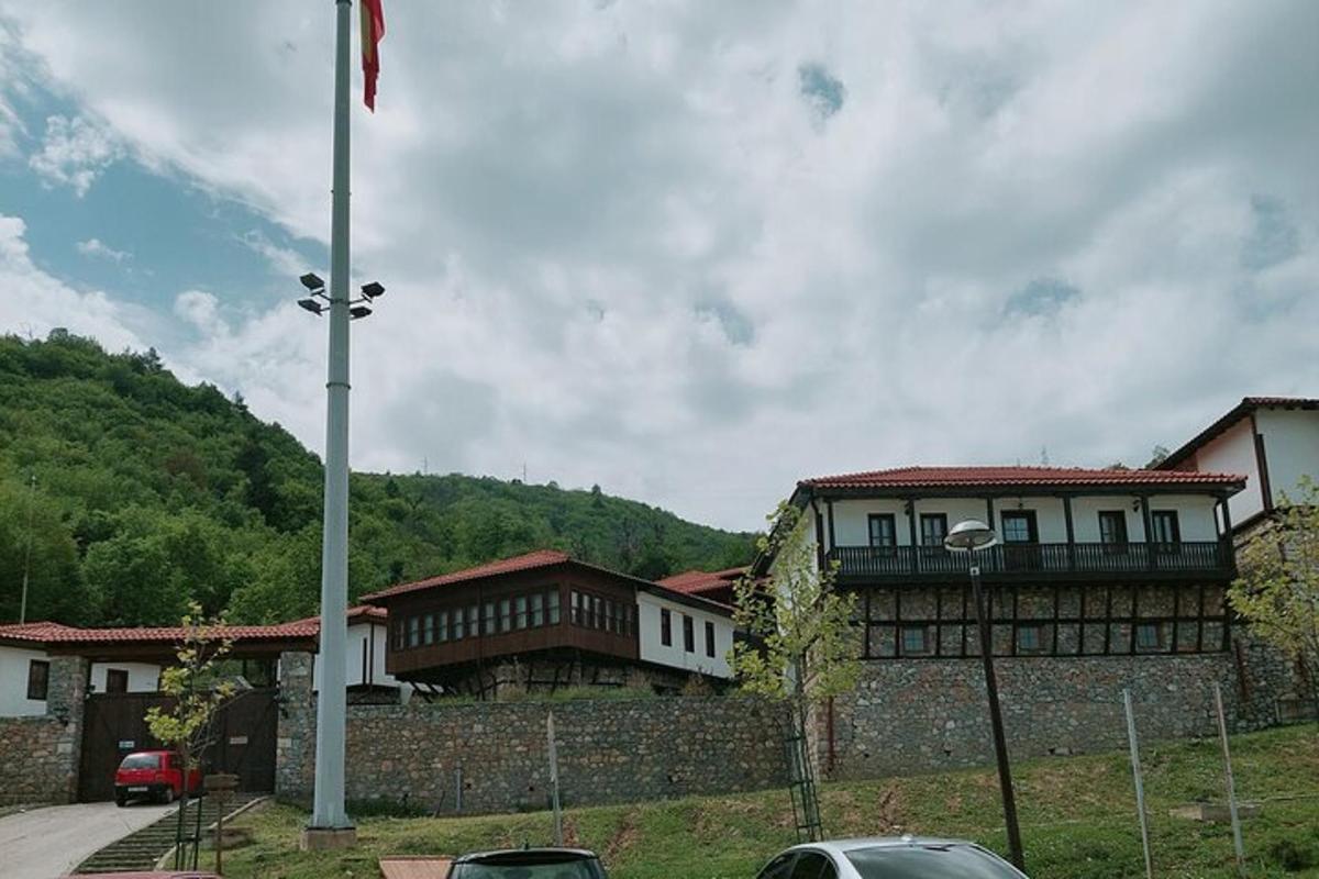 um prédio com uma bandeira na frente