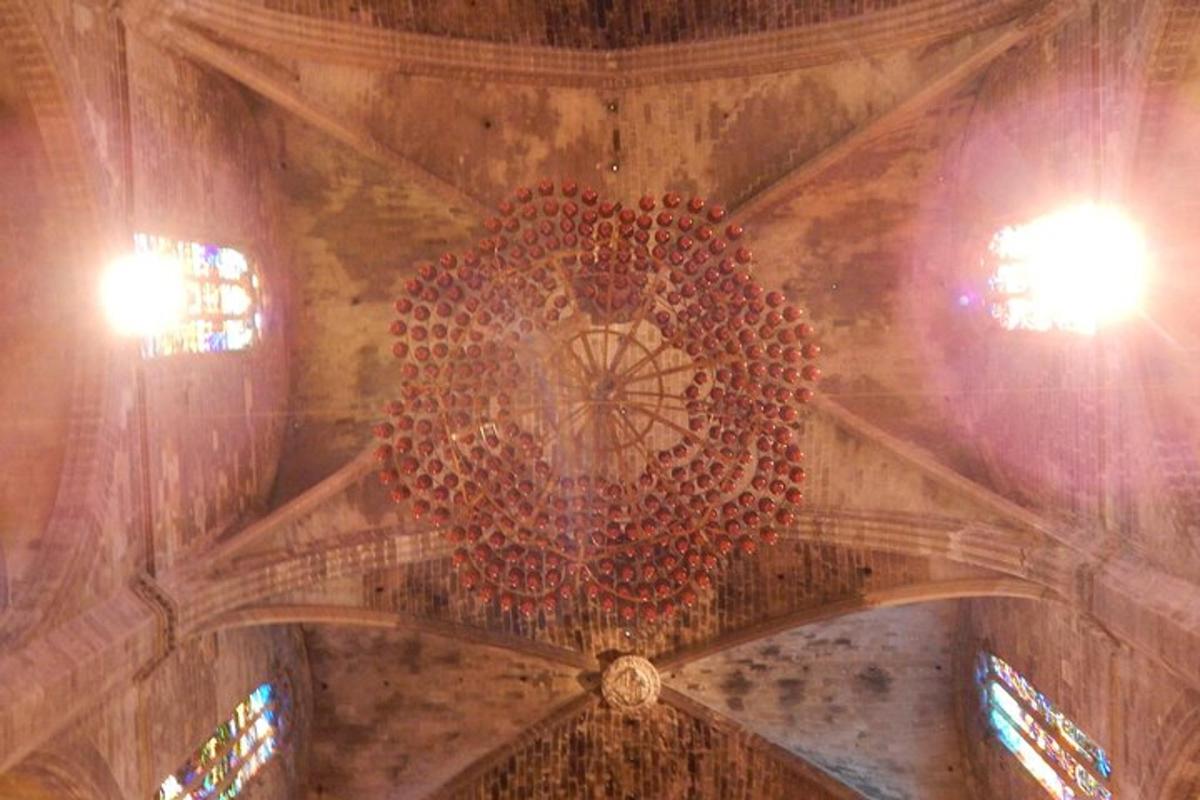 un grande lampadario appeso al soffitto di una chiesa