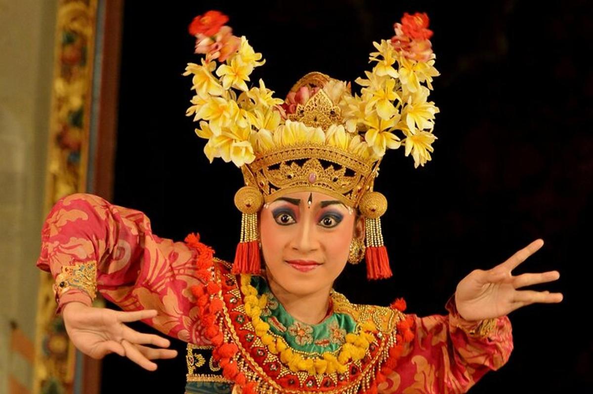 seorang wanita dengan mahkota di kepalanya