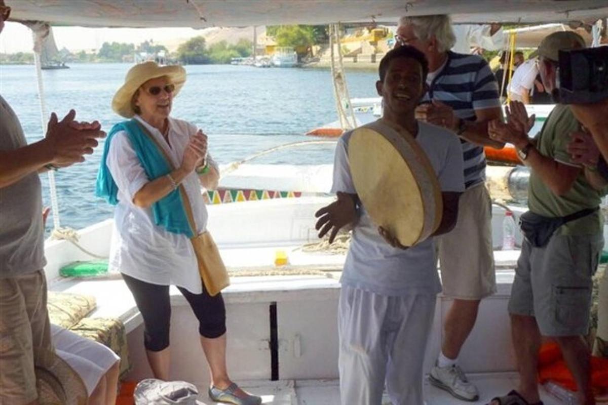 un gruppo di persone in piedi su una barca
