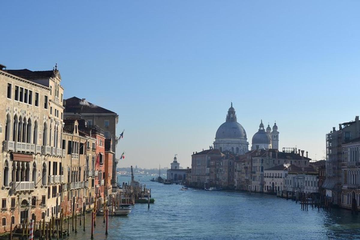 una vista di un fiume con edifici e una città
