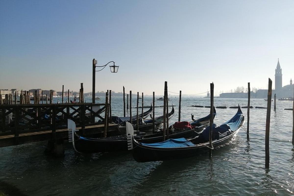 tre gondole in acqua accanto a un molo