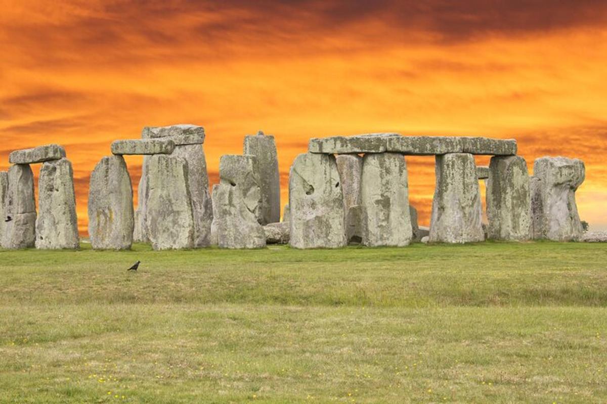 sekumpulan batu stonehenge di padang