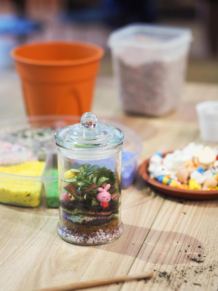 balang kaca dengan ikan di dalamnya di atas meja