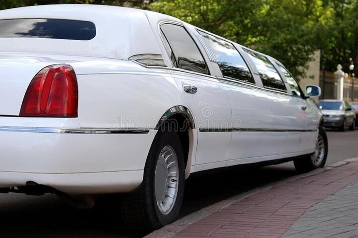 bílé auto zaparkované na kraji ulice