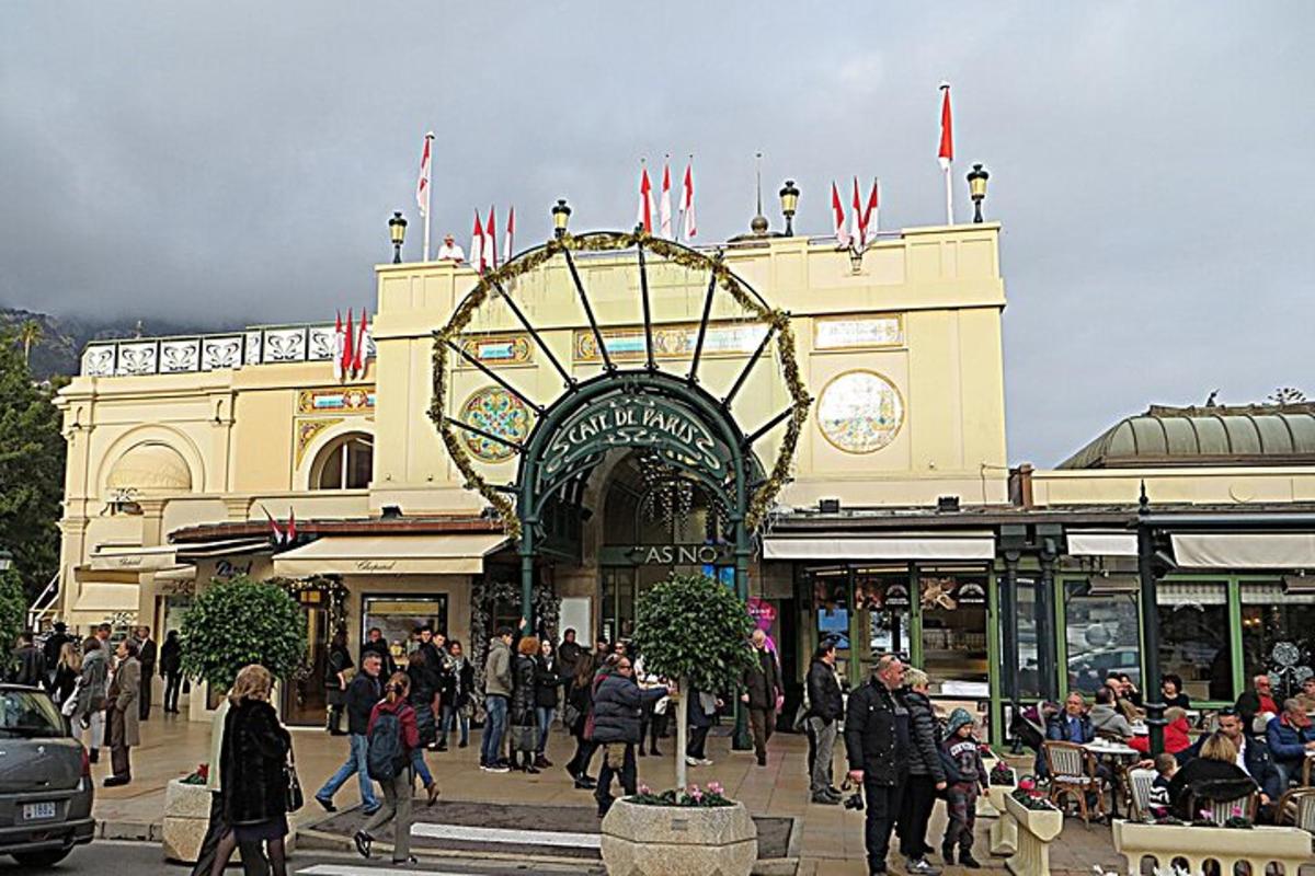 bir binanın önünde yürüyen insan kalabalığı