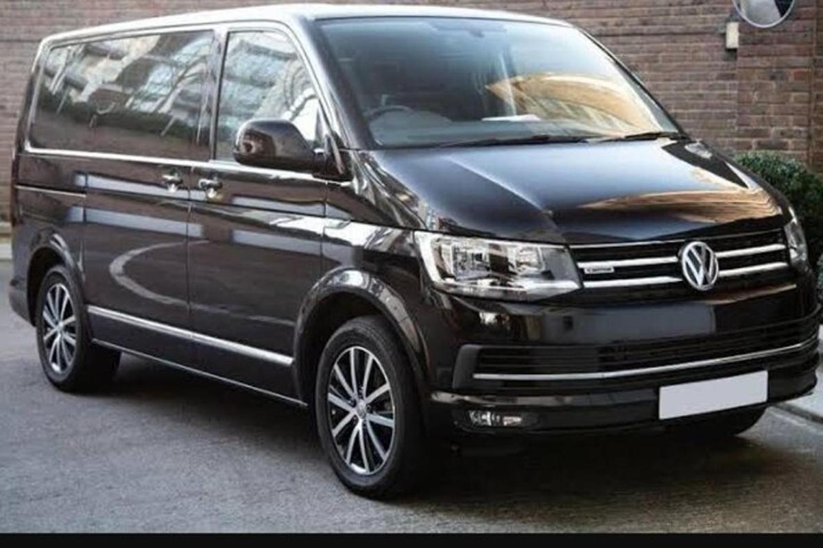 sebuah van hitam diletakkan di tempat letak kereta