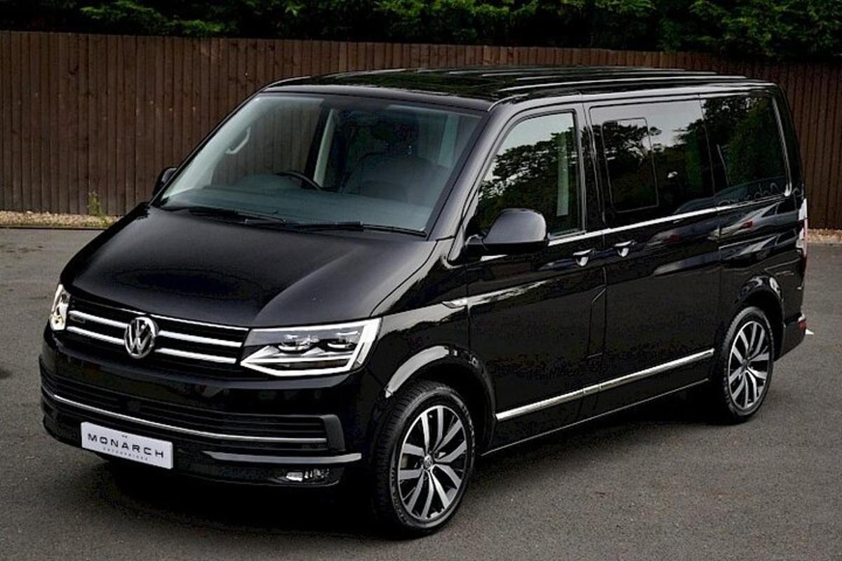 sebuah van hitam diletakkan di tempat letak kereta