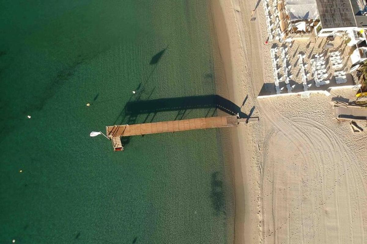 una vista aèria d'una platja i l'oceà