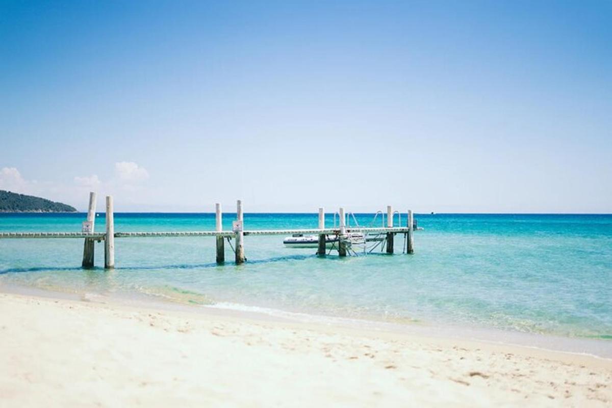 jeti di pantai bersebelahan lautan