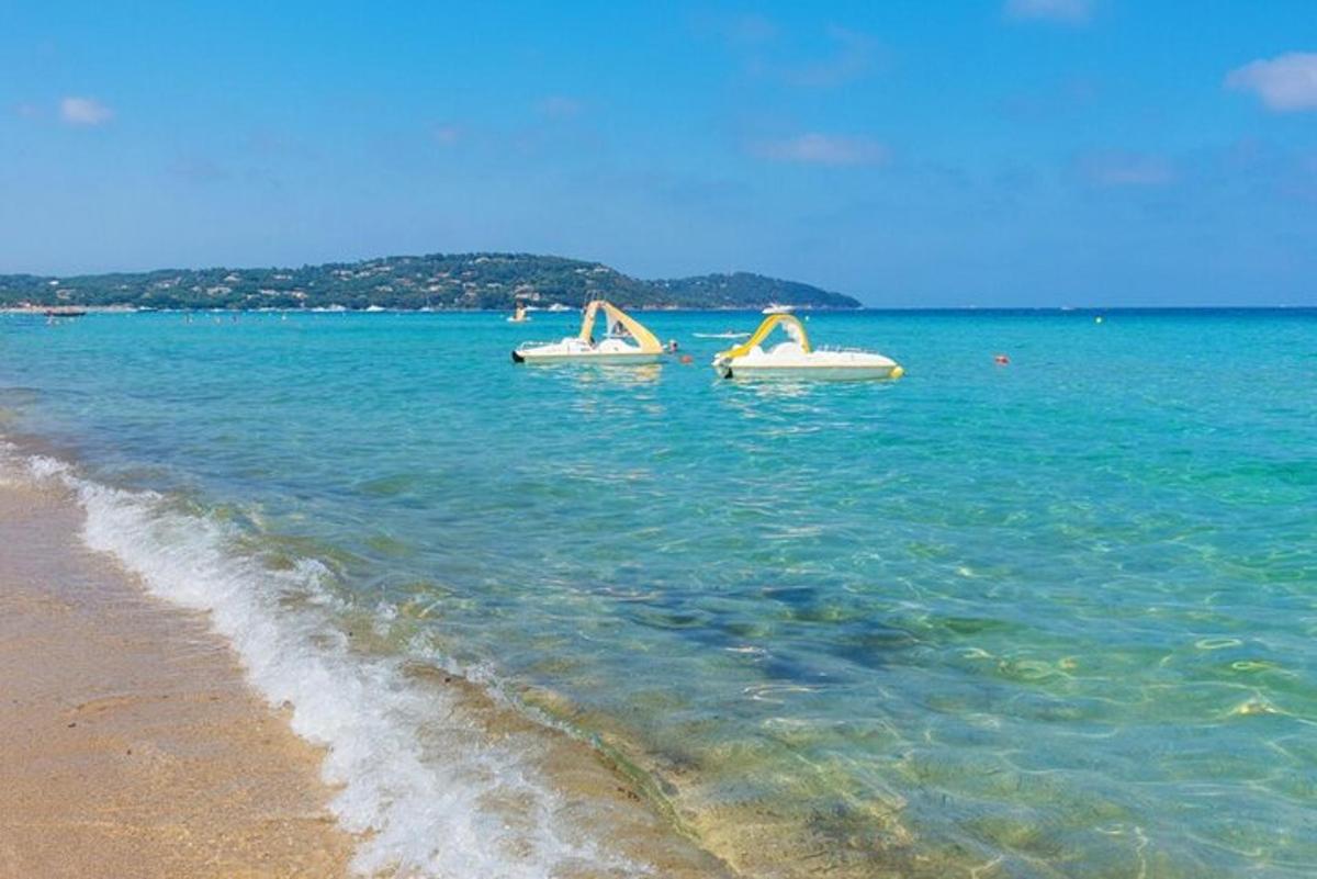 два чамца плутају у води на плажи