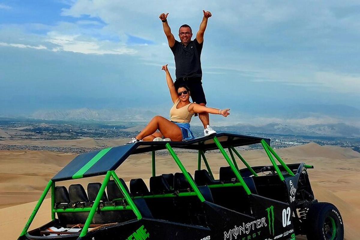un uomo e una donna seduti sul tetto di una jeep