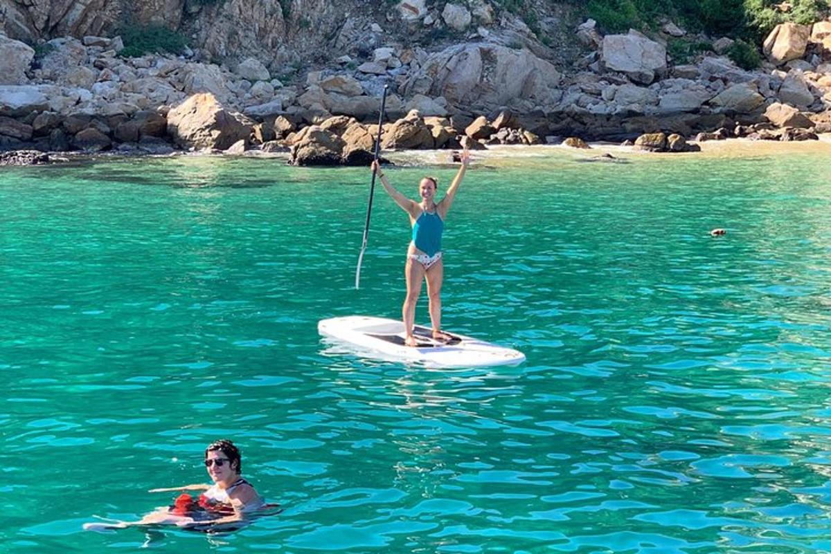 žena stojící na paddleboardu ve vodě