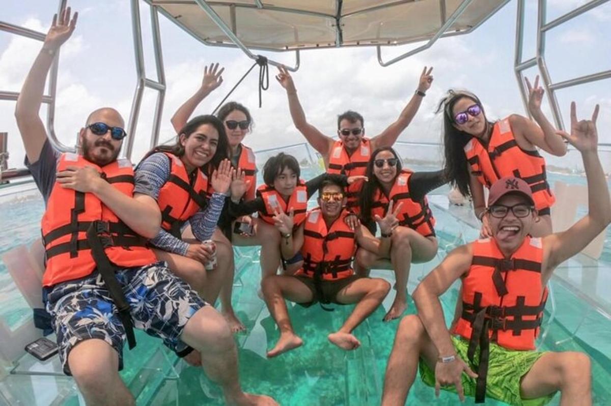 um grupo de pessoas usando coletes salva-vidas em uma piscina