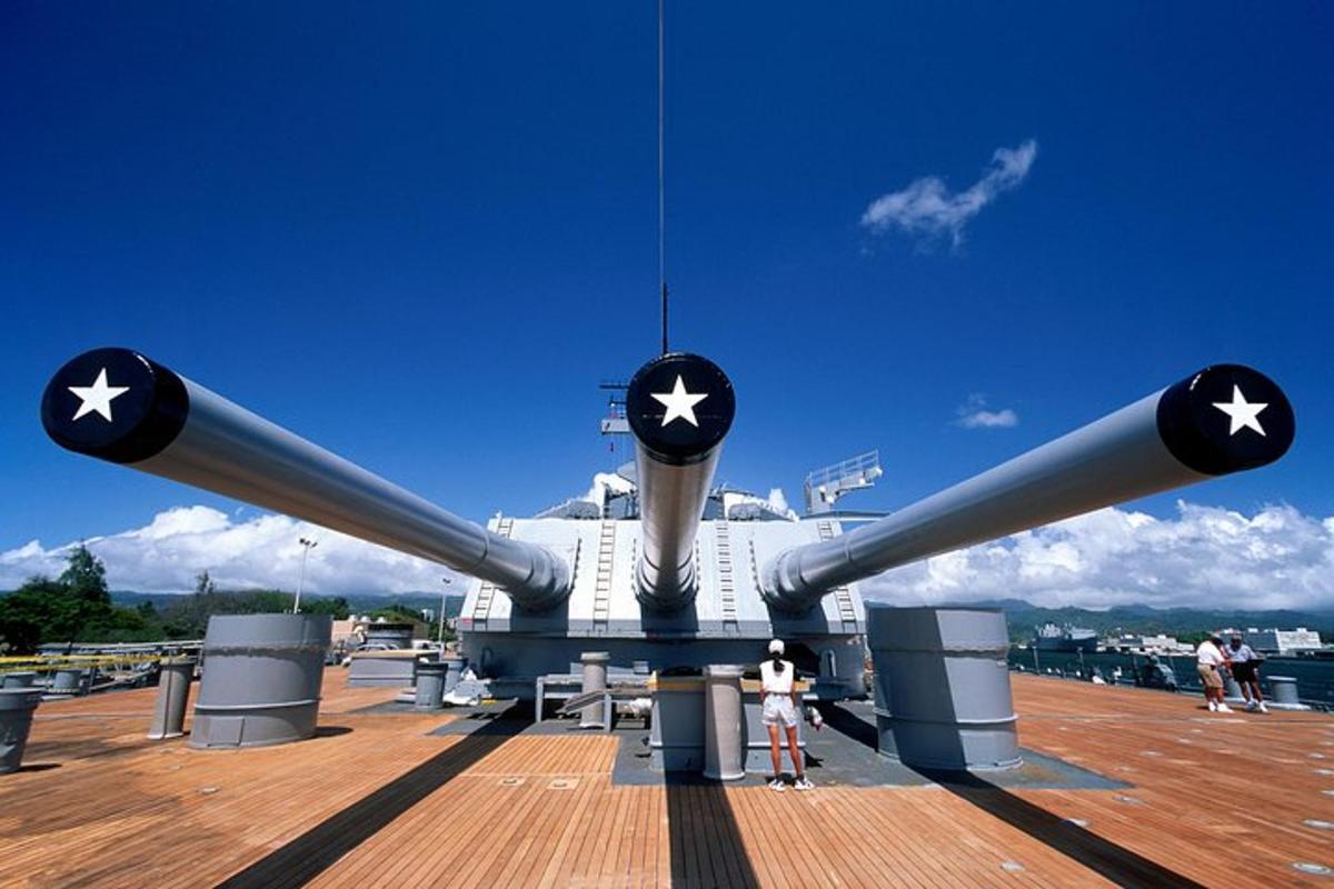 una gran hélice en la parte superior de un barco