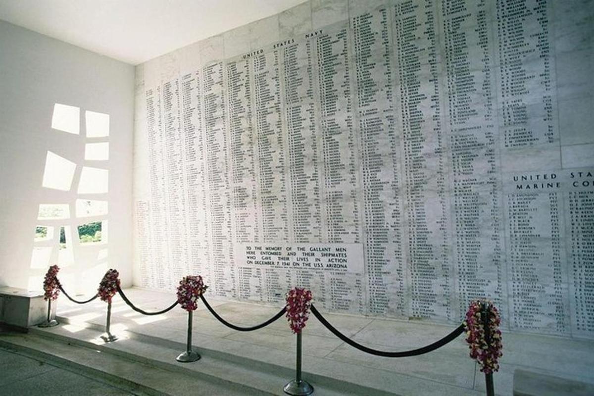 Una pared con una exposición de un monumento de guerra
