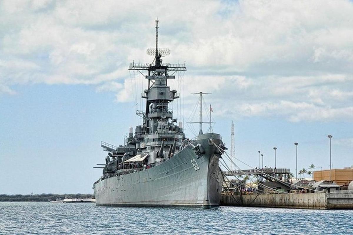 Un gran barco está en el agua