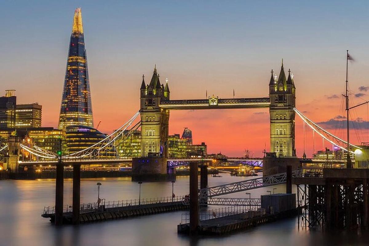 egy függőhíd a londoni toronnyal naplementekor