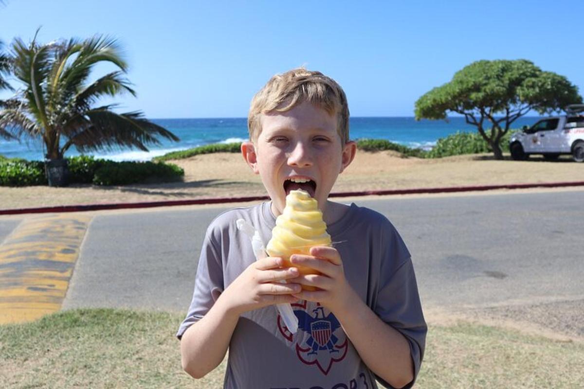 un noi jove està menjant un banana split