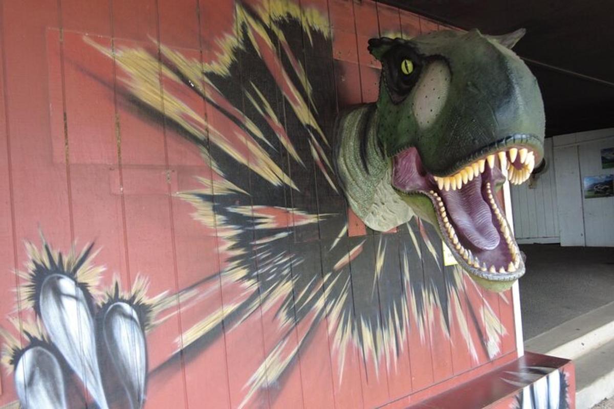 egy dinoszaurusz fejét ábrázoló festmény a falon
