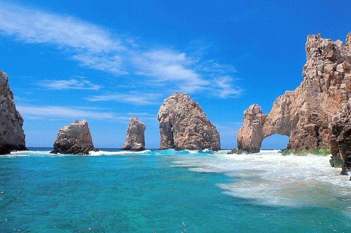 una vista dell'oceano con rocce nell'acqua
