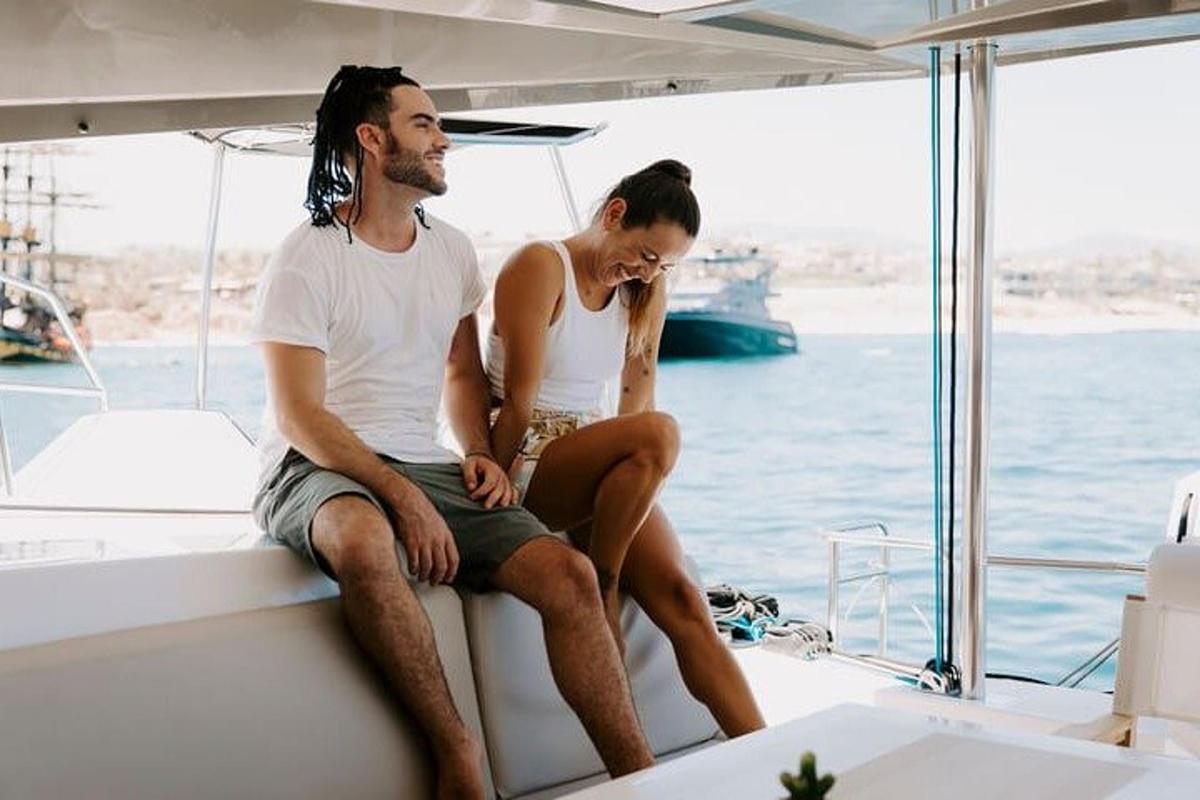 un hombre y una mujer sentados en un barco