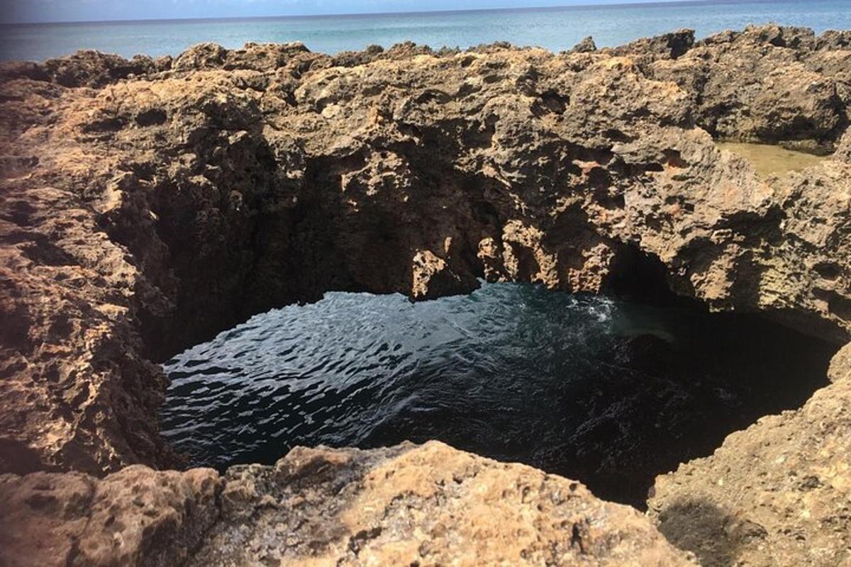 un buco nelle rocce vicino all'oceano
