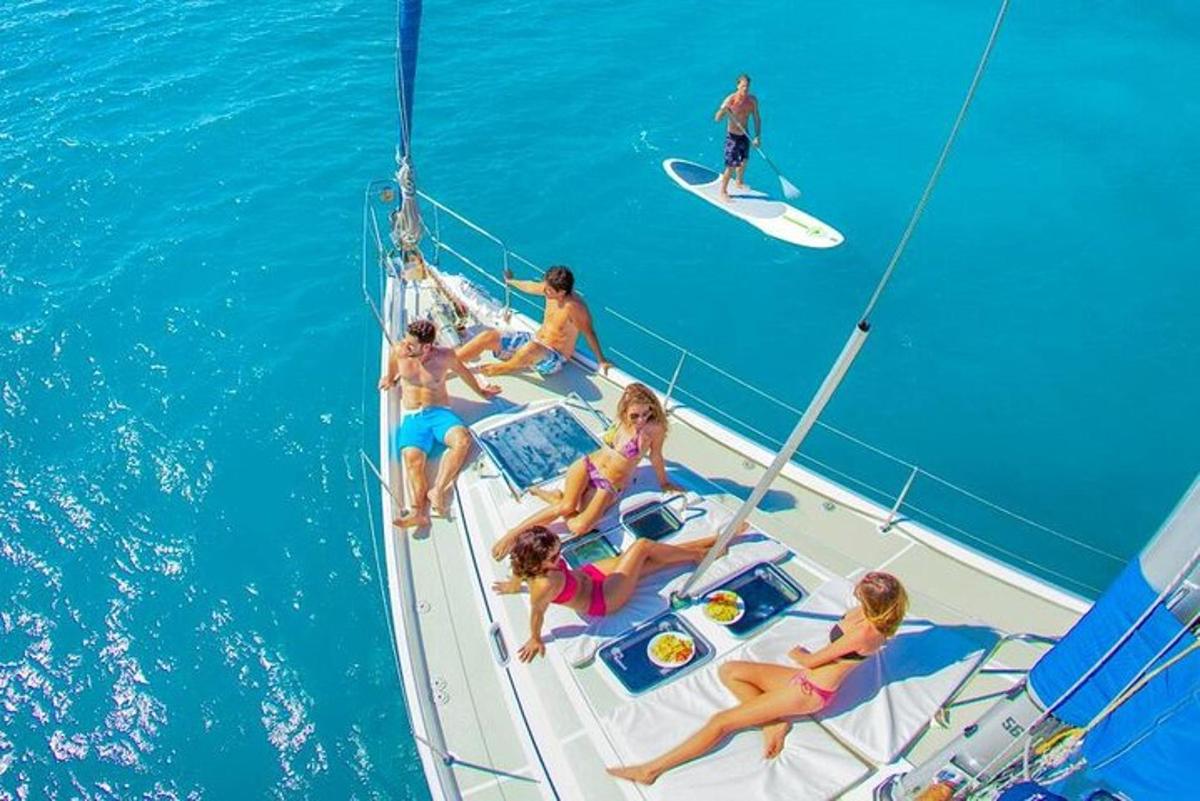 un gruppo di persone su una barca in acqua
