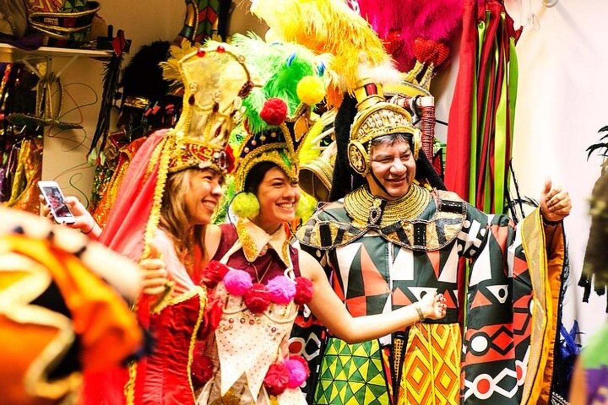 dalawang babaeng naka-costume na nagpapa-picture