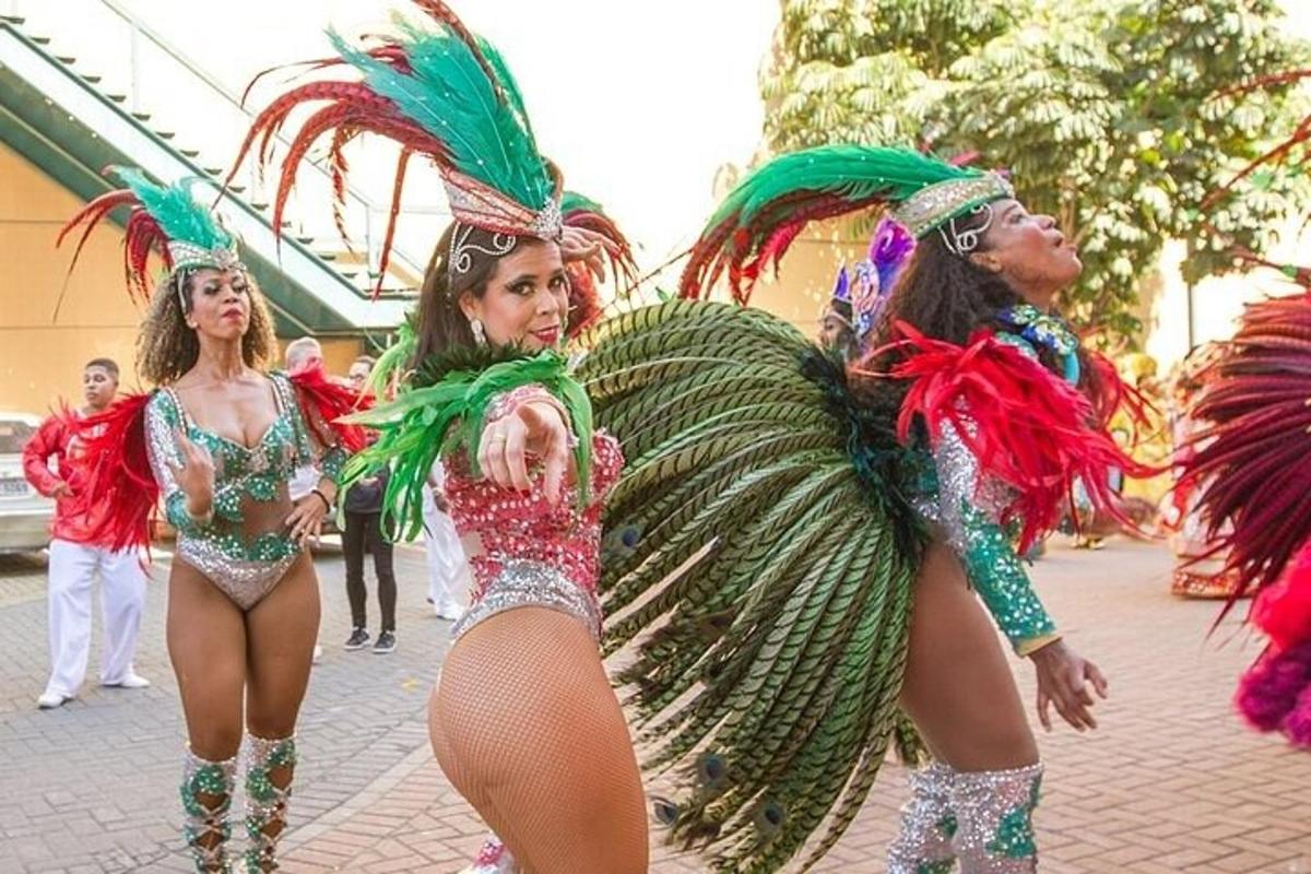 isang grupo ng mga kababaihan na nakasuot ng costume sa isang parada