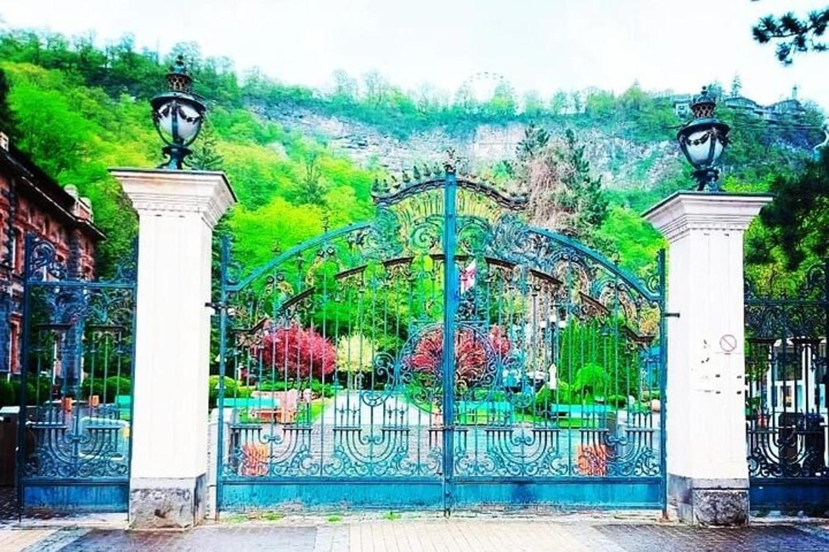 Una puerta frente a un jardín con una pintura.