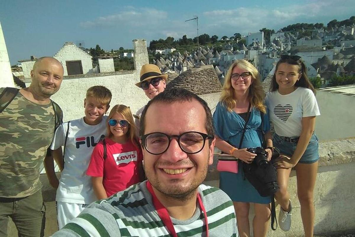 un gruppo di persone in piedi in cima a un edificio