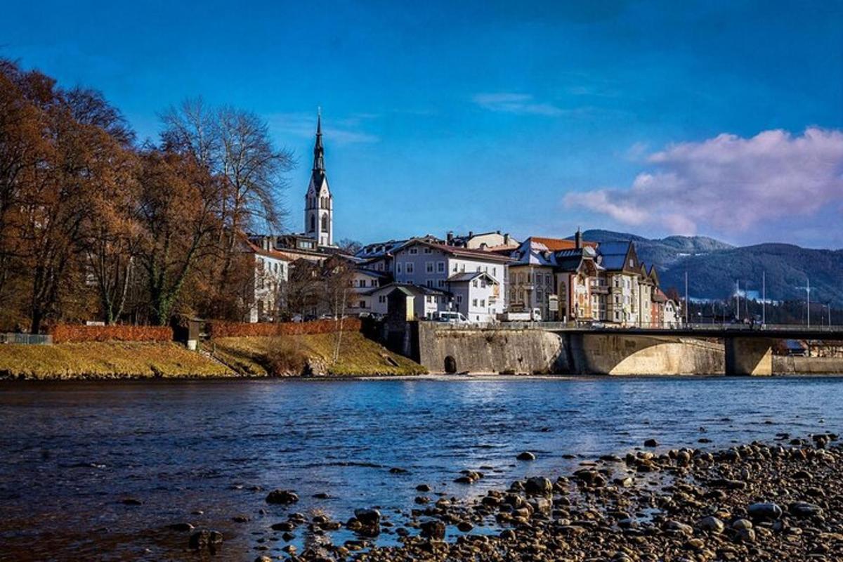 un pont sobre un riu amb una ciutat i una església